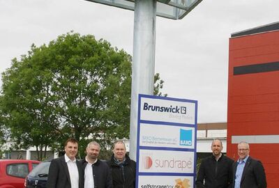 Norbert Tietjen, Ertan Yildirim, Thorsten Krüger, Jan-Oliver Hoops und Mirco Oeltermann freuen sich, dass der neue Pylon auf den Gewerbe- und Technologiepark Sievern hinweist Foto: tw