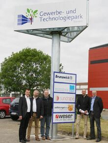 Norbert Tietjen, Ertan Yildirim, Thorsten Krüger, Jan-Oliver Hoops und Mirco Oeltermann freuen sich, dass der neue Pylon auf den Gewerbe- und Technologiepark Sievern hinweist Foto: tw