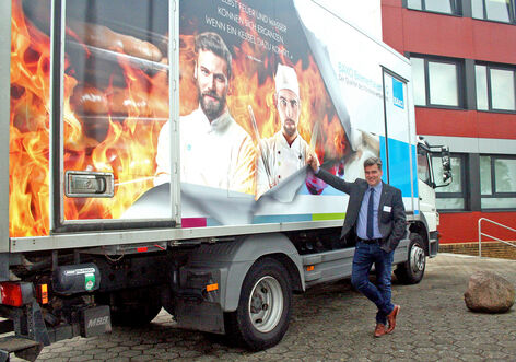 ARV Jörg Itjen freut sich über die auffällige neue Kfz-Lackierung.