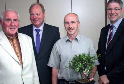 Die herzliche Gratulation zum 50. Jubiläum als BÄKO-Mitglied erhielt Peter Seifert. Zu seinem 25. Jubiläum nahm Nikolaus Müller von ARV Hans-Günter Tiedemann und GF Mirko Oeltermann einen Bonsai-Baum als Sinnbild stetigen Wachstums entgegen.